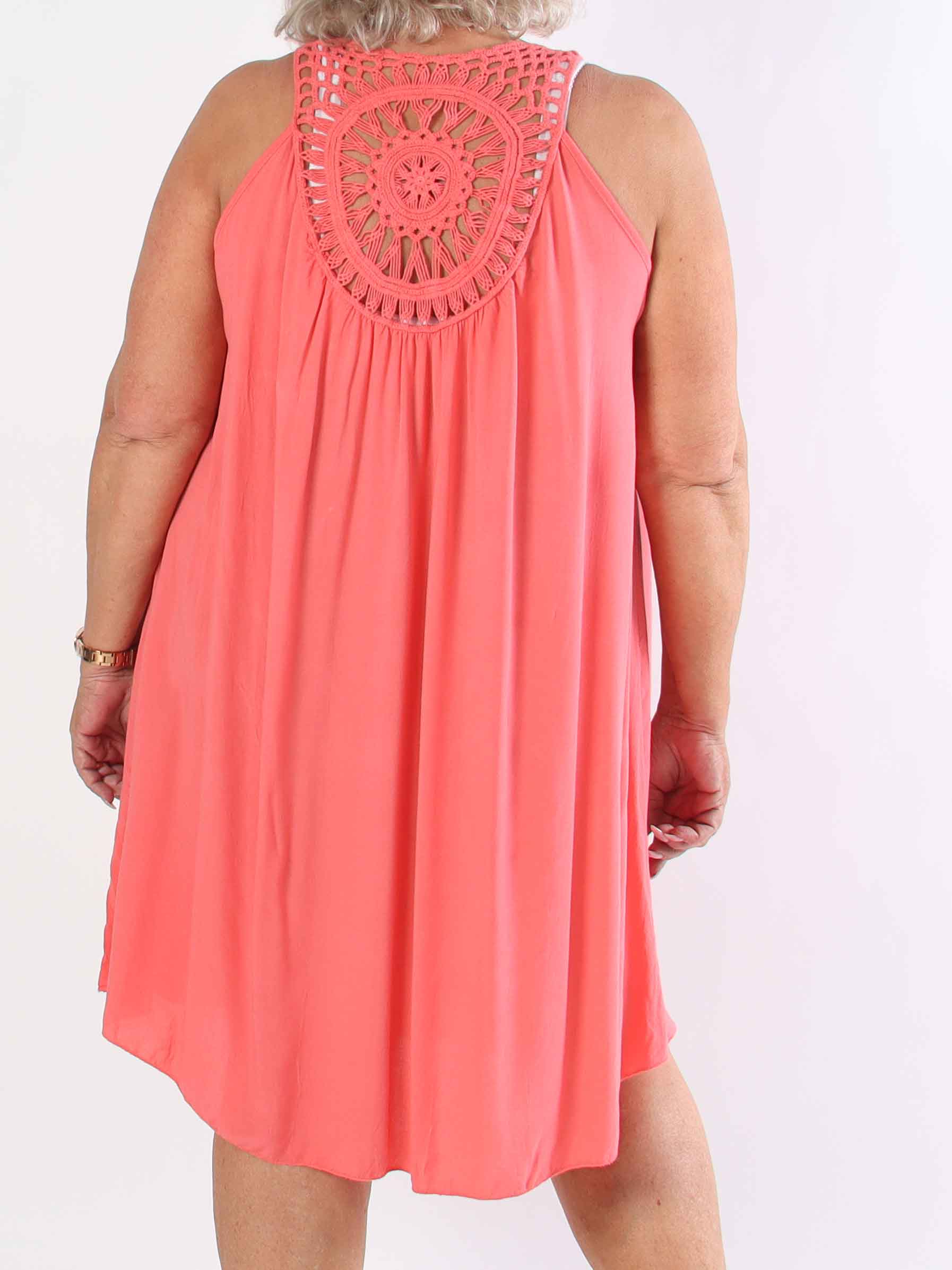 Medea - Simpel plus size sommarklänning i viskos med broderad rygg